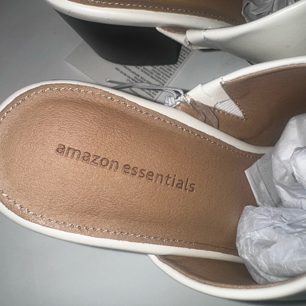New Amazon Essentials White Mules with Black Heals 7.5 Women's - Picture 3 of 6